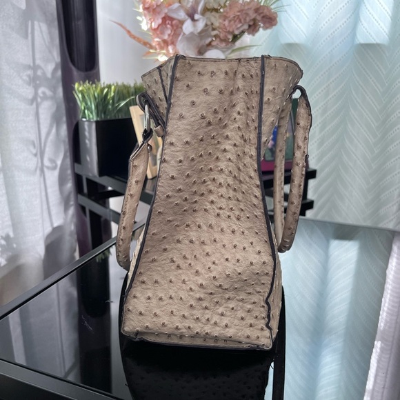 Faux ostrich, cream colored, tote bag. - Picture 7 of 12